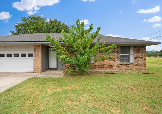 Photo 3 of Single family home for sale at 2 Finley Cir, Krum, TX 76249 | MLS# 21335460 | Listing updated on 2026-08-09