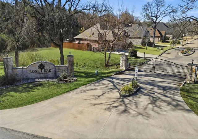 Photo 3 of Single family home for sale at 21 Lone Oak Blvd, Pottsboro, TX 75076 | MLS# 21339279 | Listing updated on 2026-10-03