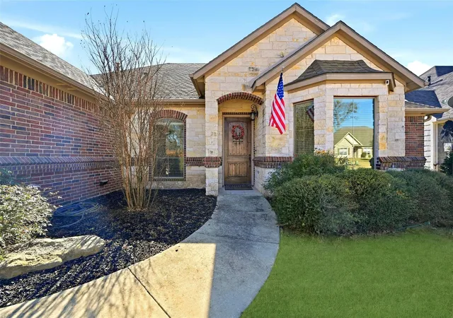 Photo 2 of Single family home for sale at 21 Lone Oak Blvd, Pottsboro, TX 75076 | MLS# 21339279 | Listing updated on 2026-10-03