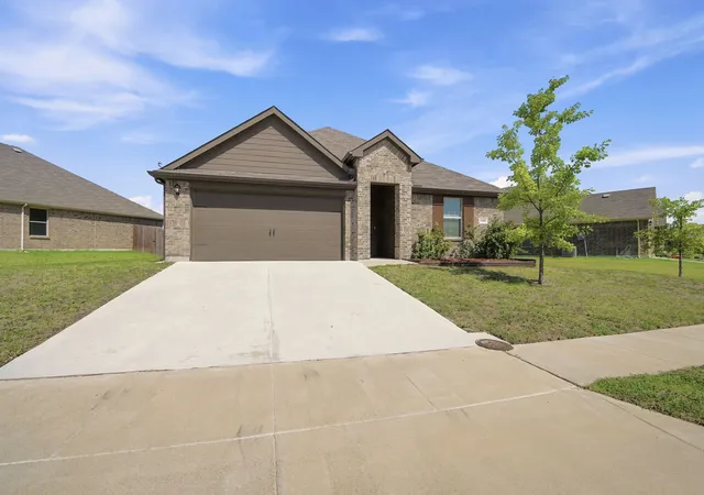 Photo 2 of Single family home for sale at 1100 Canterbury Ln, Ennis, TX 75119 | MLS# 21338121 | Listing updated on 2026-08-25
