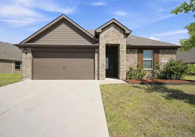 Photo 3 of Single family home for sale at 1100 Canterbury Ln, Ennis, TX 75119 | MLS# 21338121 | Listing updated on 2026-08-25