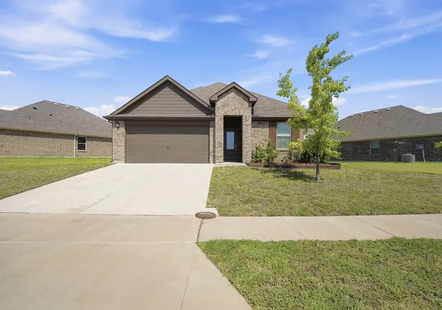 Photo 3 of Single family home for sale at 1100 Canterbury Ln, Ennis, TX 75119 | MLS# 21338121 | Listing updated on 2026-08-25