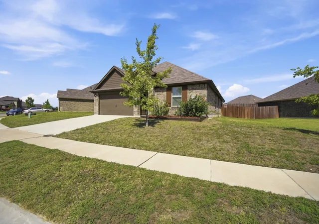 Photo 4 of Single family home for sale at 1100 Canterbury Ln, Ennis, TX 75119 | MLS# 21338121 | Listing updated on 2026-08-25