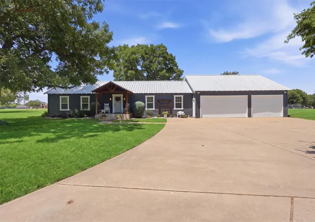 Photo 2 of Single family home for sale at 1313 Porter Ct, Granbury, TX 76048 | MLS# 21335887 | Listing updated on 2026-08-29