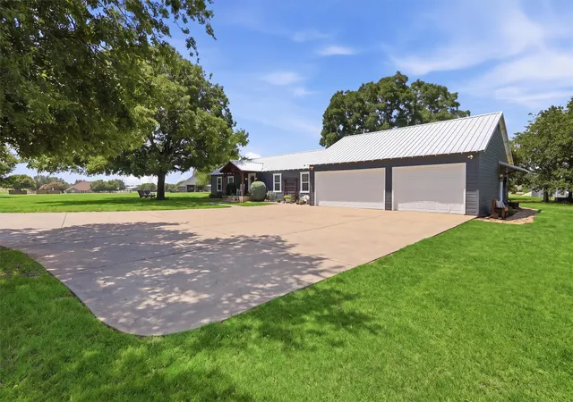 Photo 3 of Single family home for sale at 1313 Porter Ct, Granbury, TX 76048 | MLS# 21335887 | Listing updated on 2026-08-29