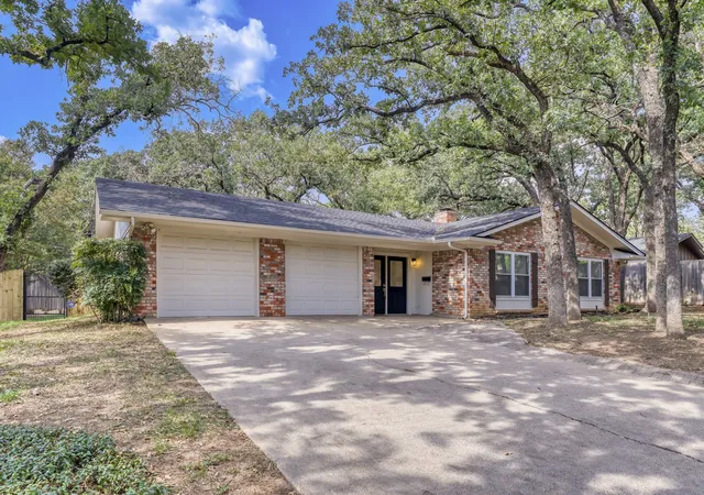 Photo 2 of Single family home for sale at 624 Hillview Dr, Hurst, TX 76054 | MLS# 21335773 | Listing updated on 2026-08-28