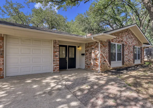 Photo 2 of Single family home for sale at 624 Hillview Dr, Hurst, TX 76054 | MLS# 21335773 | Listing updated on 2026-08-28