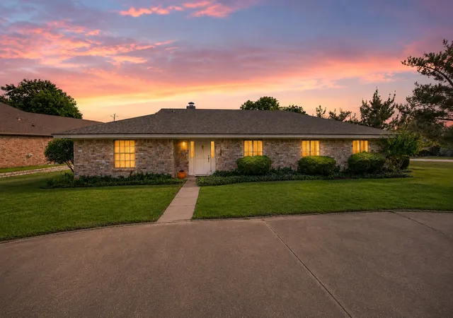 Photo 2 of Single family home for sale at 5132 Fairway Cir, Granbury, TX 76049 | MLS# 21339348 | Listing updated on 2026-08-24