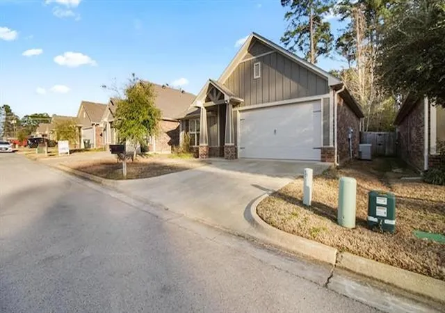 Photo 2 of Sale Pending at 2927 Meadow Brook Trl, Tyler, TX 75701 | MLS# 21334417 | Listing updated on 2026-09-28