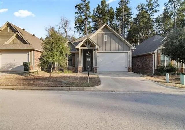 Photo 3 of Sale Pending at 2927 Meadow Brook Trl, Tyler, TX 75701 | MLS# 21334417 | Listing updated on 2026-09-28