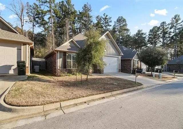 Photo 3 of Sale Pending at 2927 Meadow Brook Trl, Tyler, TX 75701 | MLS# 21334417 | Listing updated on 2026-09-28
