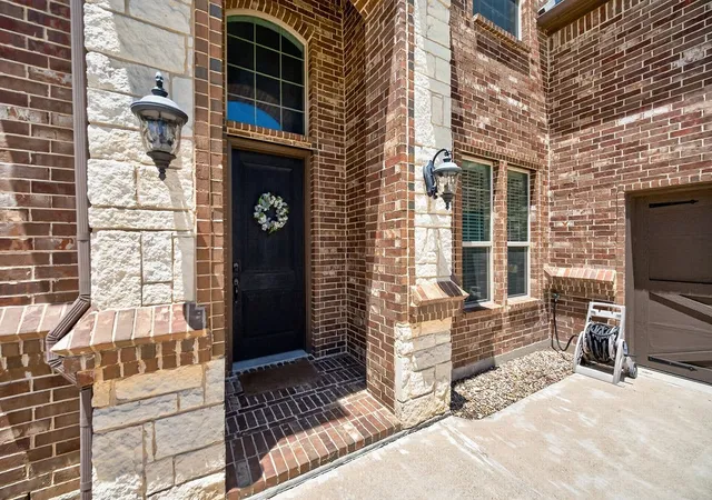 3rd image of 1321 Cecilia Ct, Arlington, TX 76002 | MLS# 21339390