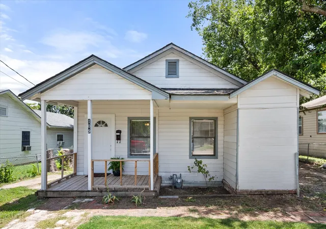 Photo 1 of Single family home for sale at 109 E Tyler St, Ennis, TX 75119 | MLS# 21339305 | Listing updated on 2026-07-24