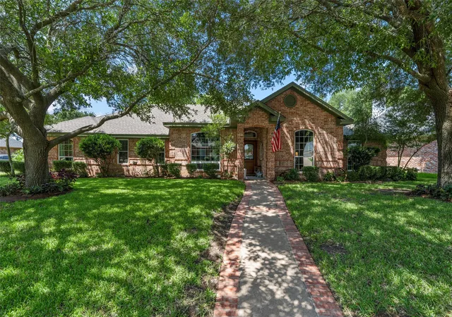 Photo 2 of Sale Pending at 9408 Silverthorn Dr, Waco, TX 76708 | MLS# 21338904 | Listing updated on 2026-08-10