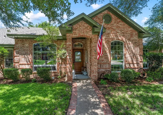 Photo 3 of Sale Pending at 9408 Silverthorn Dr, Waco, TX 76708 | MLS# 21338904 | Listing updated on 2026-08-10