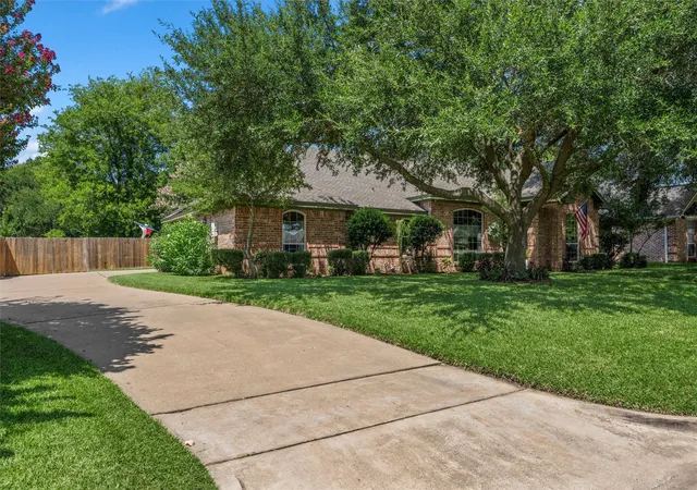 Photo 3 of Sale Pending at 9408 Silverthorn Dr, Waco, TX 76708 | MLS# 21338904 | Listing updated on 2026-08-10