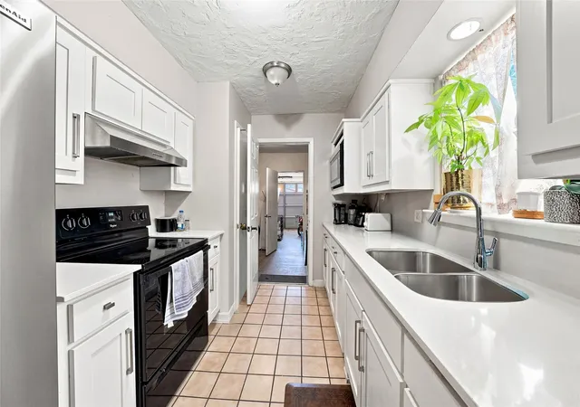 Photo 4 of Single family home for sale at 2621 Burning Tree Ln, Irving, TX 75062 | MLS# 21330917 | Listing updated on 2026-07-27