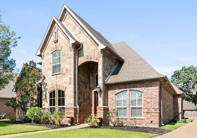 Photo 1 of Sale Pending at 2808 Country Club Rd, Pantego, TX 76013 | MLS# 21338959 | Listing updated on 2026-08-25