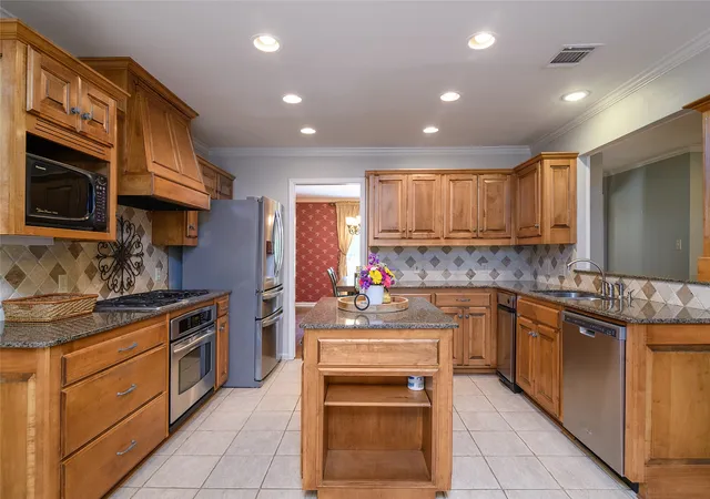 Photo 2 of Single family home for sale at 5910 Fern Ave, Shreveport, LA 71105 | MLS# 21339470 | Listing updated on 2026-08-26