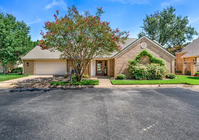 Photo 1 of Single family home for sale at 822 Ashford Ct, Tyler, TX 75703 | MLS# 21337774 | Listing updated on 2026-10-01
