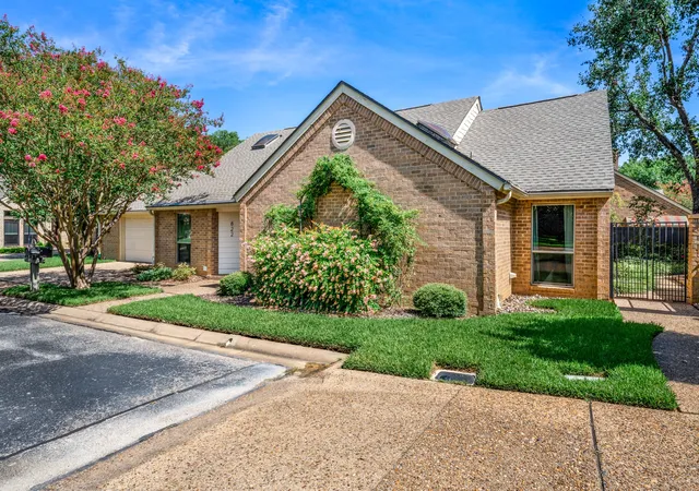 Photo 2 of Single family home for sale at 822 Ashford Ct, Tyler, TX 75703 | MLS# 21337774 | Listing updated on 2026-10-01
