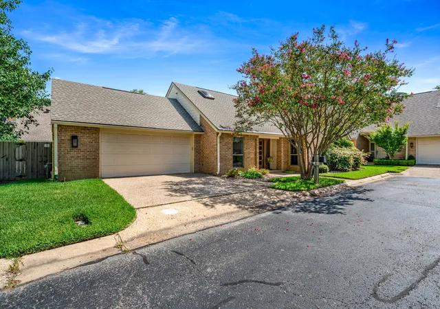 Photo 3 of Single family home for sale at 822 Ashford Ct, Tyler, TX 75703 | MLS# 21337774 | Listing updated on 2026-10-01