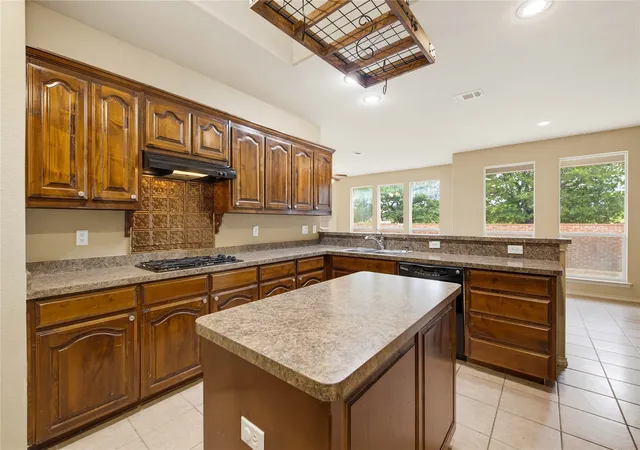 Photo 3 of Single family home for sale at 11 Beechcreek Dr, Fort Worth, TX 76134 | MLS# 21334870 | Listing updated on 2026-08-08