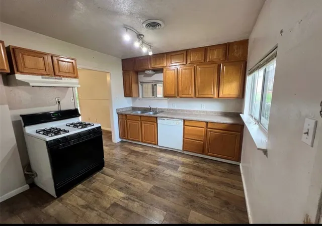 Photo 4 of Sale Pending at 600 Lake Dr, Lake Dallas, TX 75065 | MLS# 21339102 | Listing updated on 2026-08-18