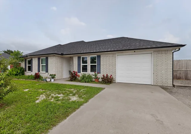 Photo 2 of Sale Pending at 423 Caloway Dr, Palmer, TX 75152 | MLS# 21339887 | Listing updated on 2026-07-23