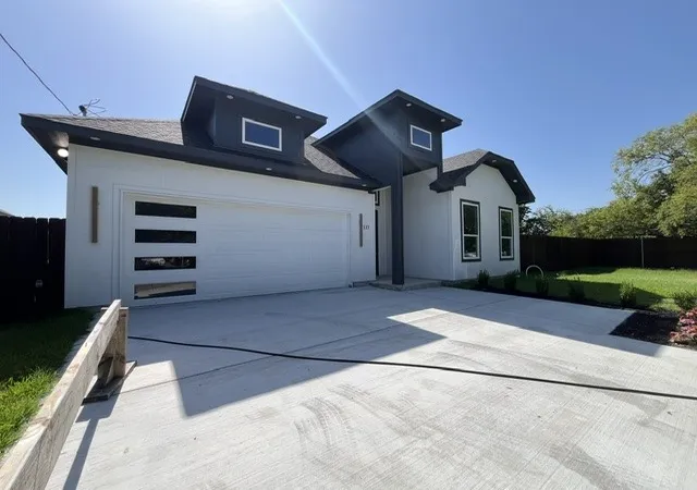 Photo 2 of Single family home for sale at 117 Leatherwood St, Waxahachie, TX 75165 | MLS# 21339177 | Listing updated on 2026-07-24