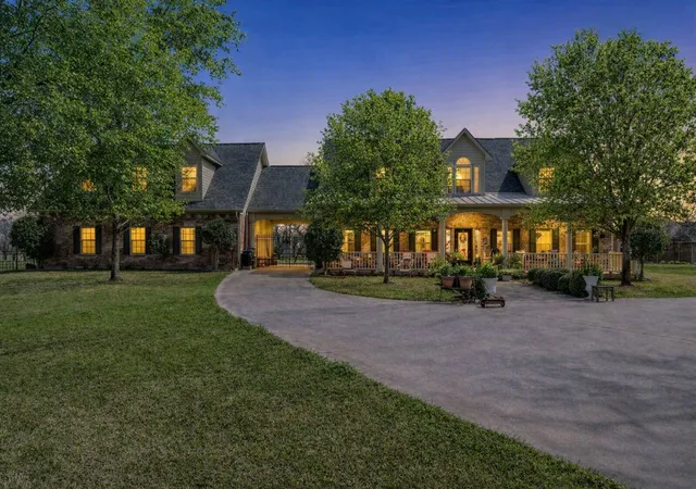 Photo 2 of Single family home for sale at 9001 Sawgrass Ct, Granbury, TX 76049 | MLS# 21338158 | Listing updated on 2026-07-24