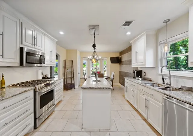 Photo 2 of Sale Pending at 1806 Old Oak Dr, Arlington, TX 76012 | MLS# 21337754 | Listing updated on 2026-09-21