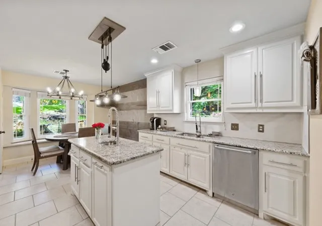 Photo 3 of Sale Pending at 1806 Old Oak Dr, Arlington, TX 76012 | MLS# 21337754 | Listing updated on 2026-09-21