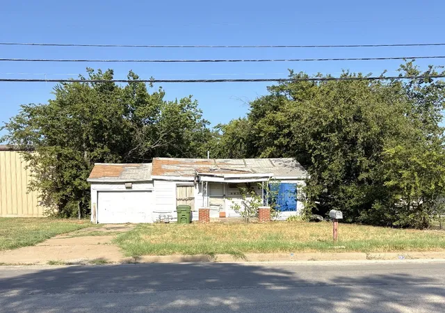 Photo 1 of Single family home for sale at 807 Se 6th Ave, Mineral Wells, TX 76067 | MLS# 21339955 | Listing updated on 2026-08-18