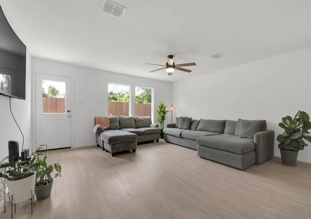 Photo 3 of Single family home for sale at 1801 Ashland St, Mc Kinney, TX 75071 | MLS# 21332985 | Listing updated on 2026-08-19