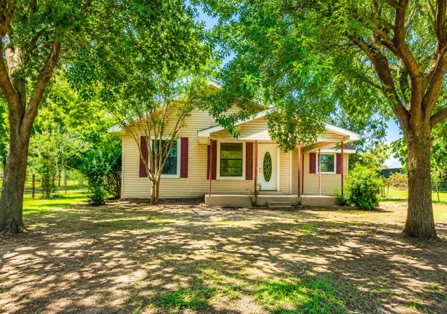 Photo 1 of Single family home for sale at 801 S Sutton St, Mabank, TX 75147 | MLS# 21337631 | Listing updated on 2026-09-15