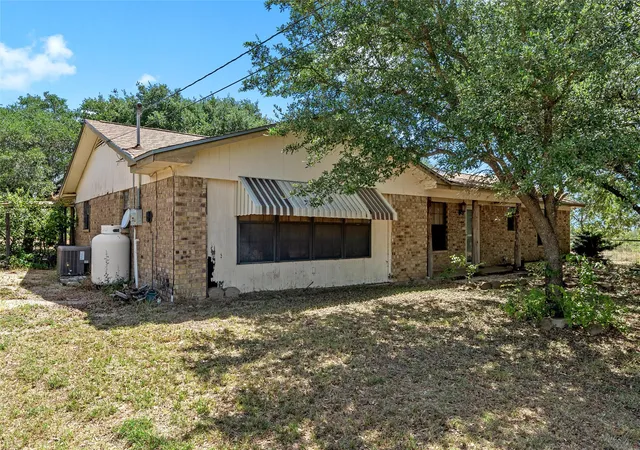 Photo 3 of Single family home for sale at 429 Wildwood Trl, Lorena, TX 76655 | MLS# 21340030 | Listing updated on 2026-07-24