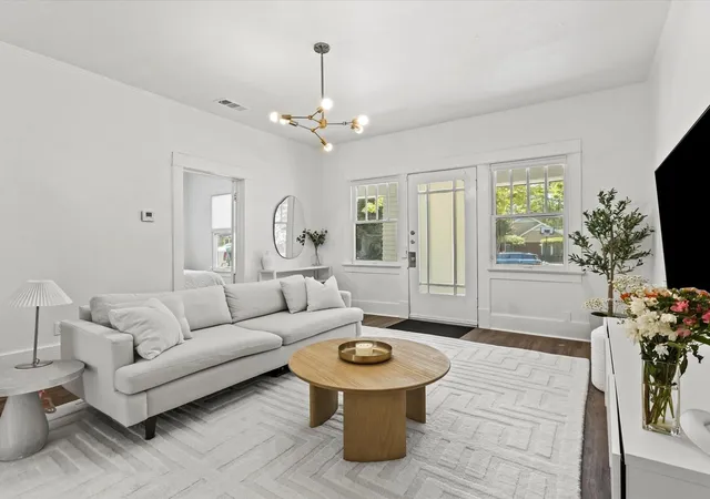 2nd image of 5617 Victor St, Dallas, TX 75214 | MLS# 21340105