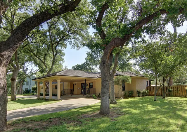 Photo 3 of Single family home for sale at 825 Elm St, Graham, TX 76450 | MLS# 21339649 | Listing updated on 2026-10-07