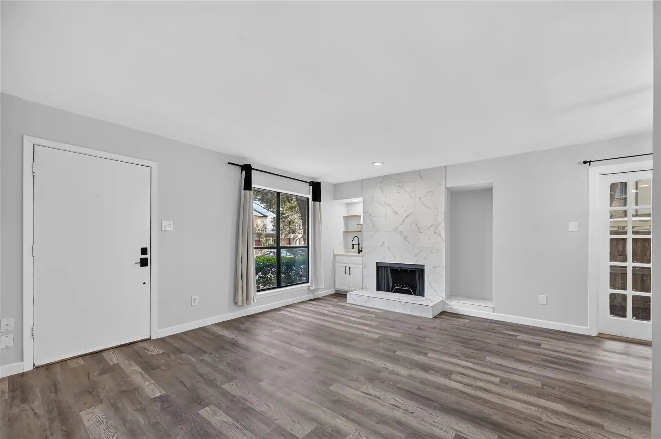 Listing Photo 2 - Condo for sale in 6646 E Lovers Ln located at 6646 E Lovers Ln, Dallas, TX 75214 - Unit #911