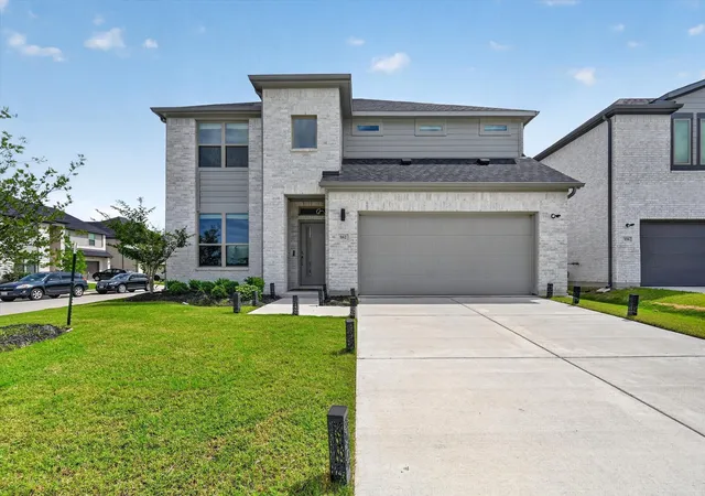 Photo 3 of Sale Pending at 582 Silver Springs Ln, Lavon, TX 75166 | MLS# 21340160 | Listing updated on 2026-08-26