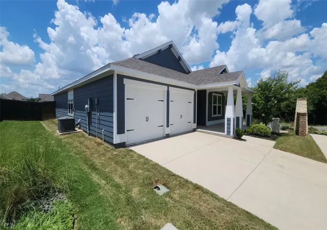 Photo 2 of Sale Pending at 633 Quail Meadows Dr, Cleburne, TX 76031 | MLS# 21340194 | Listing updated on 2026-08-29
