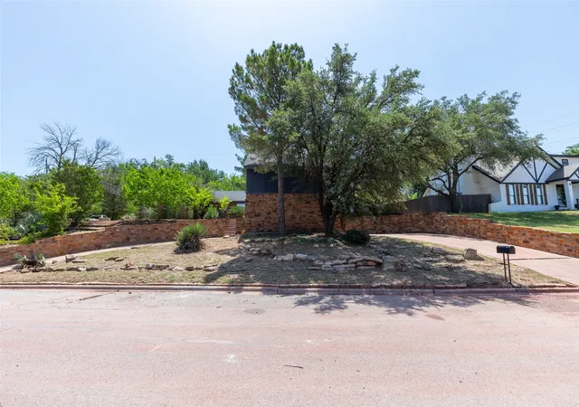 2nd image of 617 Green Valley Dr, Abilene, TX 79601 | MLS# 21339644