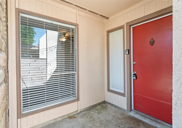 Listing Photo 4 - Condo for sale in building located at 3045 Park Ln, Dallas, TX 75220 - Unit #1053