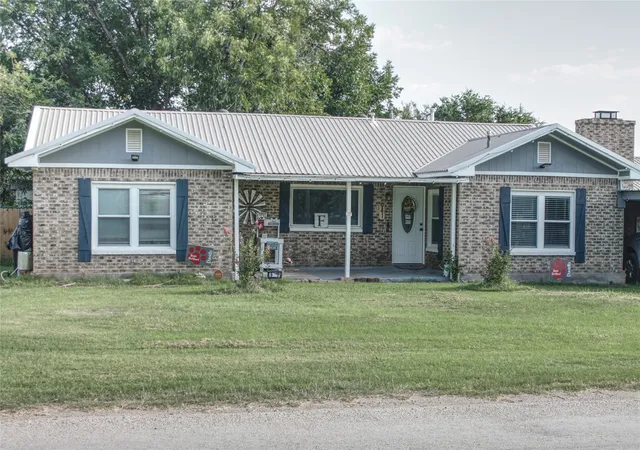 Single family home for sale at 941 Central St, Albany, TX 76430 | MLS# 21340293