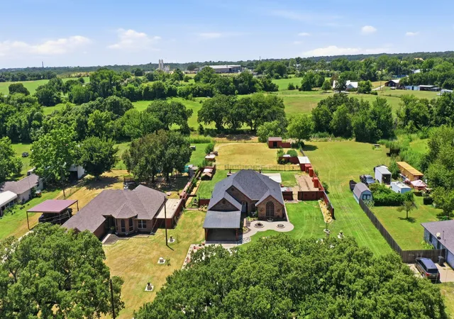 Photo 2 of Sale Pending at 124 Sanchez Creek Ct, Weatherford, TX 76088 | MLS# 21337621 | Listing updated on 2026-09-29