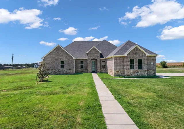 Photo 1 of Single family home for sale at 350 Farrar Rd, Waxahachie, TX 75165 | MLS# 21339116 | Listing updated on 2026-08-15