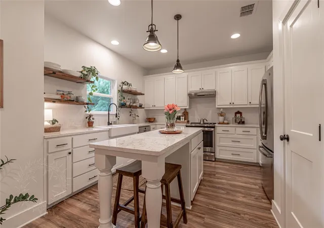 2nd image of 704 Grandview Dr, Granbury, TX 76049 | MLS# 21340437