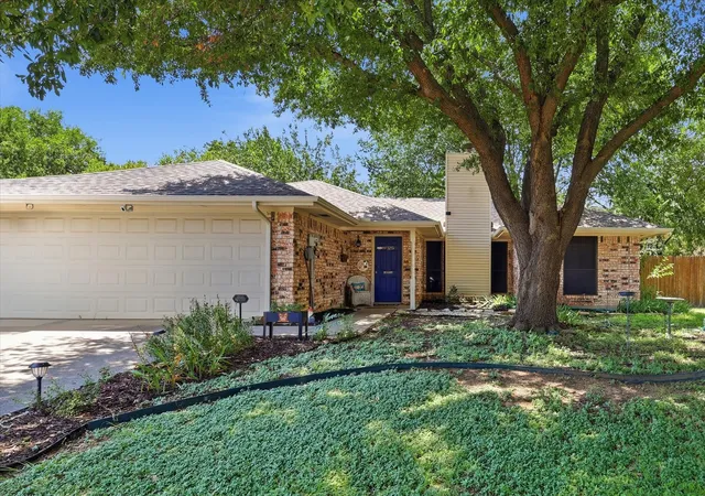 Photo 3 of Sale Pending at 3213 Brooke St, Denton, TX 76207 | MLS# 21340158 | Listing updated on 2026-08-23