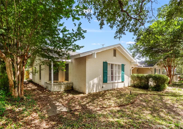 Photo 3 of Single family home for sale at 2641 Woodmont Cir, Waco, TX 76710 | MLS# 21340408 | Listing updated on 2026-07-25